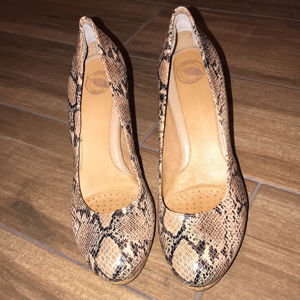 NURTURE By LAMAZE KIRA  Snake Print Heels. - Picture 2 of 8